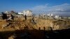 Palestinci u blizini kratera na mestu izraelskog napada na kuću u Rafahu, na jugu Pojasa Gaze, 18. februara 2024.