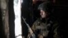 Український військовий дивиться на свої позиції на передовій поблизу окупованої з 2014 року Горлівки, 14 грудня 2023 року
