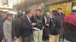 په پېښور کې خلک خپلې رایې کاروي
