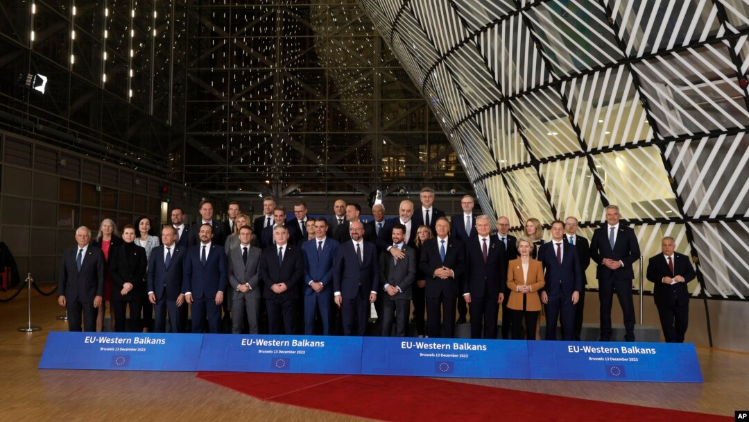 Zajednička fotografija učesnika samita EU-Zapadni Balkan u Briselu, 13. decembra 2023.