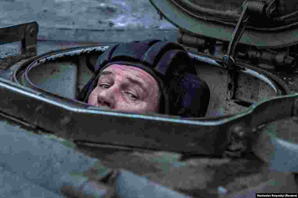 Солдат выглядывает из люка «Гвоздики», пока его подразделение готовится к бою