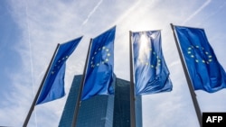 Evropske zastave vijore se ispred Evropske centralne banke u Frankfurtu na Majni u Njemačkoj.