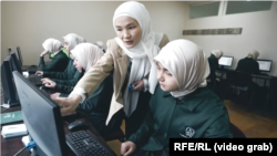 Djevojke uče u medresi Sajida Kadijah u provinciji Oš u Kirgistanu, april 2024.