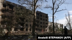 Muškarac stoji pored kuća, uništenih artiljerijskom vatrom i vazdušnim napadima u selu Očeretine nedaleko od grada Avdijevke u Donjeckoj oblasti, 15. aprila 2024. godine, usred ruske invazije na Ukrajinu. Ilustrativna fotografija