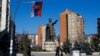 Ljudi prolaze pored spomenika knezu Lazaru u Severnoj Mitrovici, Kosovo, 1. februara 2024.