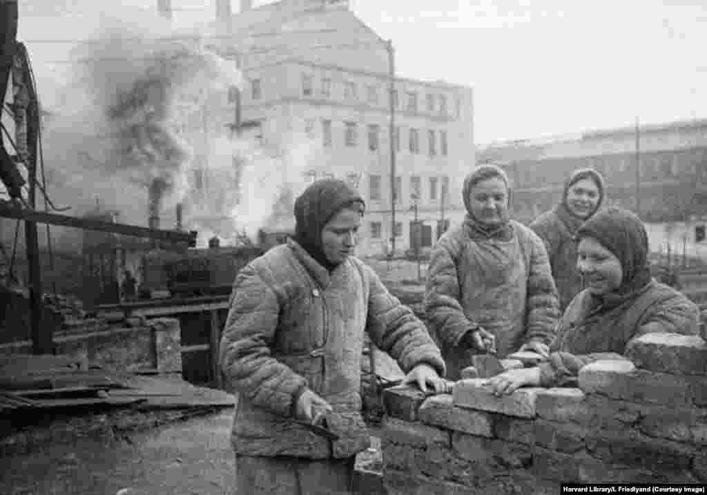 Этот снимок, который похож на постановочный, показывает восстановительные работы на Донецком металлургическом заводе – главном сталелитейном предприятии города. Послевоенное восстановление Донбасса сопровождалось массовым притоком русскоязычного населения в регион, направленного сюда советскими властями для этой цели.