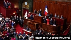Predsjednica parlamenta Yael Braun-Pivet aplaudira zastupnicima nakon izglasavanja prava na abortus u ustav, 4. mart 2024.