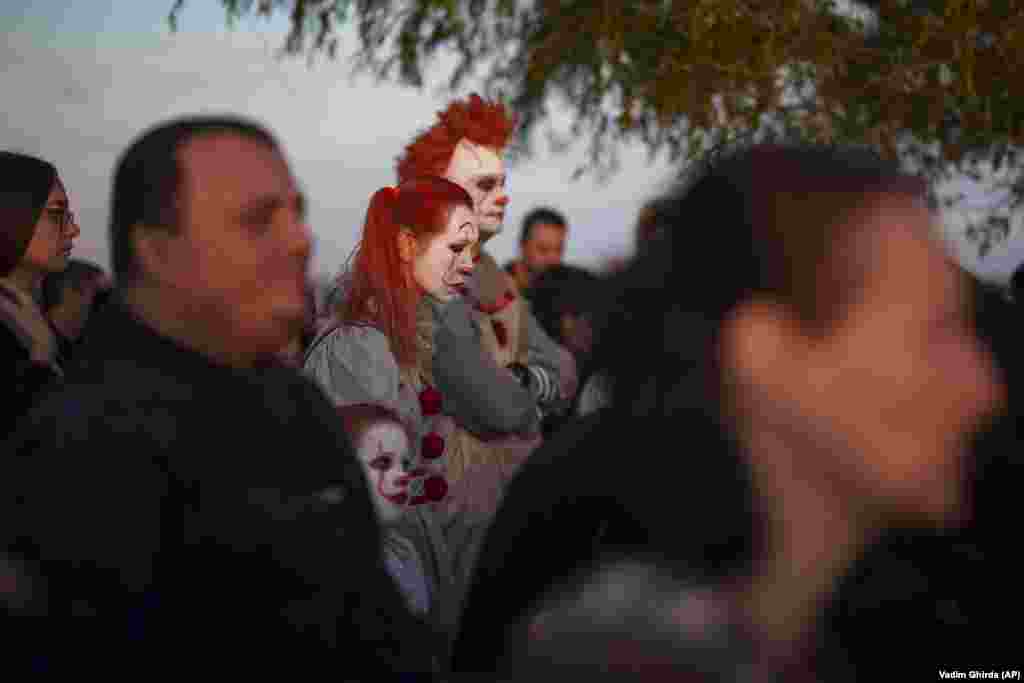 Ljudi u kostimima čekaju u dugom redu da uđu na Festival.