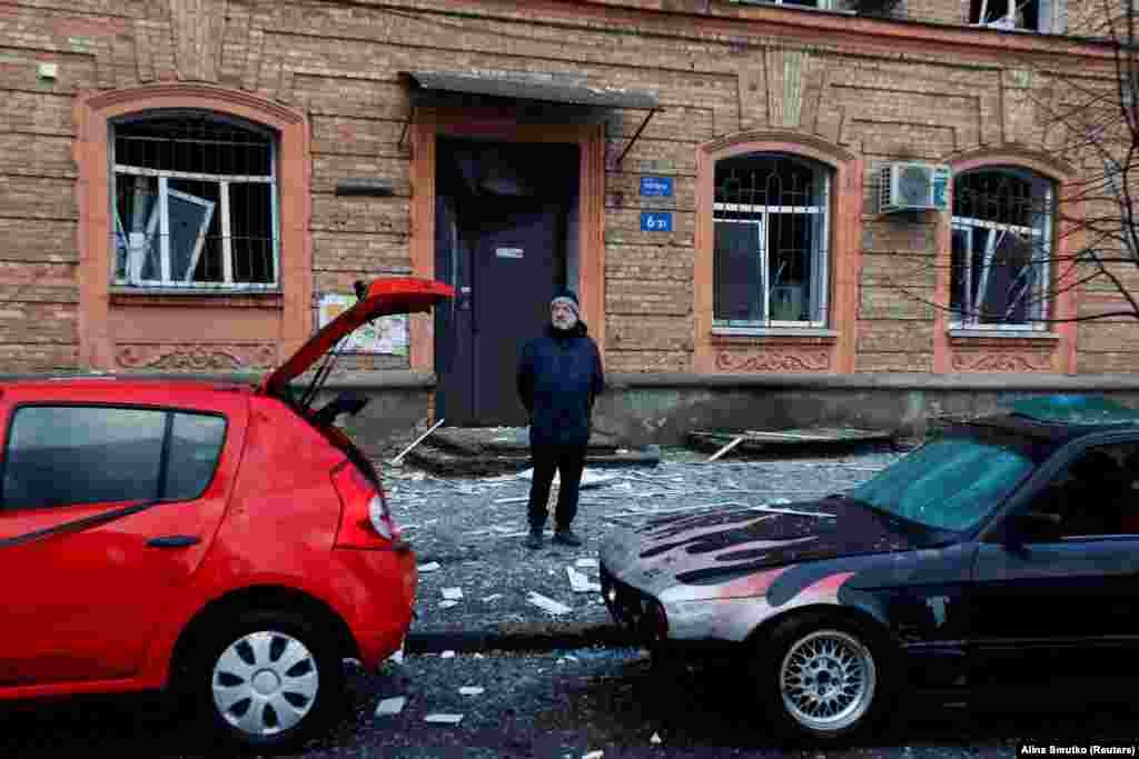Житель стоит возле повреждённых автомобилей. «После паузы в 44 дня враг нанёс очередной ракетный удар по Киеву», — написал глава городской администрации Сергей Попко в Telegram'e, отметив, что на местах работают все экстренные службы, идёт ликвидация последствий атаки