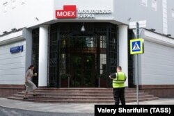 Горожане у здания Московской биржи в Большом Кисловском переулке
