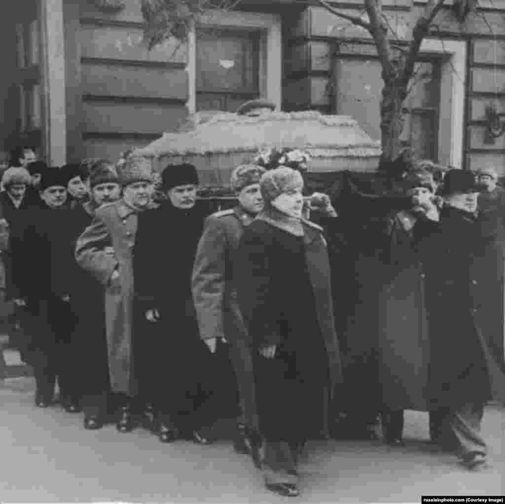 Члены ближайшего окружения Сталина, в том числе Вячеслав Молотов (в центре слева, в черной одежде), Маленков (в центре) и Берия (справа), выносят гроб Сталина из здания Дома профсоюзов 9 марта. Многие жители СССР вспоминают искреннее горе и чувство неопределенности во времена официального траура. Другие, в том числе политические заключенные, помнят атмосферу сдержанного, лихорадочного празднования. Один заключенный в трудовом лагере писал: «Я долбил киркой вечную мерзлоту, когда услышал от своего партнера: «Толя, иди сюда, ублюдок мертв!» Я видел, что все заключенные в лагере почти не скрывали свою радость».