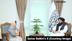 د عکس ښي لور ته د طالبانو د حکومت د بهرنیو چارو سرپرست وزیر امیر خان متقي او چپ لور ته په کابل کې د ملګرو ملتونو ځانګړې استازې روزا اتونبایووا
