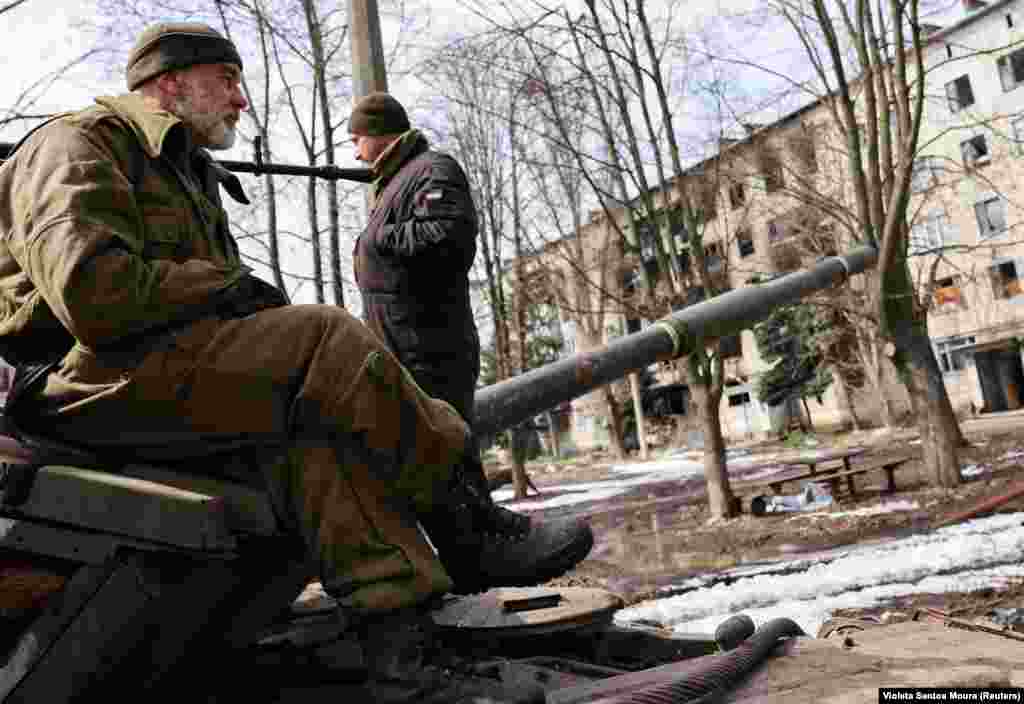 До войны в Бахмуте жили&nbsp;70&nbsp;тысяч человек. Сейчас, по подсчётам украинских военных, в городе находится от тысячи до пяти тысяч жителей. В основном это старики, инвалиды и социально неблагополучные семьи&nbsp;