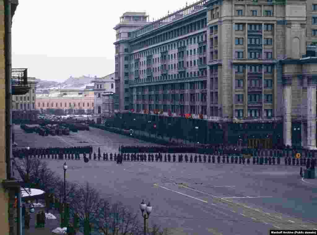 Эту фотографию сталинского кортежа, продвигающегося к Красной площади, снял 9 марта с балкона посольства США майор армии США Мартин Манхофф (Martin Manhoff).