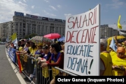 Profesorii protestează în Piaţa Victoriei şi cer salarii din care să poată duce o viaţă decentă.