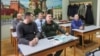Predsednik Vojnog sindikata Srbije Novica Antić i osnivač ruskog magazina Veteranske vesti Vjačelav Slava Kalinin za kojeg Politiko navodi da je "saradnik Federalne službe bezbednosti". (Fotografija snimljena u gimnaziji u Vranju preuzeta s naloga Kalinina na mreži vKontakte)

