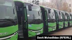 თითოეულ ავტობუსს 28 მგზავრის გადაყვანა შეეძლება. 