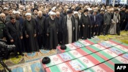 د ایران ستر مذهبي مشرایتالله علي خامنهیي نن د تهران په پوهنتون کې د رییسي او نورو ایراني چارواکو د جنازې لمونځ ورکړ.