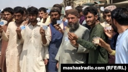 تعدادی از مهاجرین افغان در پاکستان که کارت های اقامت دارند