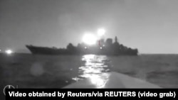 Скриншот из видео, распространенного 4 августа 2023 года. На видео, как утверждают, морской дрон (безекипажный катер) приближается к российскому десантному кораблю «Оленегорский горняк» вблизи порта Новороссийска, Россия