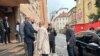 Ministar Isak dočekuje puštene iz pritvora Munjića i Selmanovića ispred zgrade Ministarstva unutrašnjih poslova FBiH, 25. april 2024. 