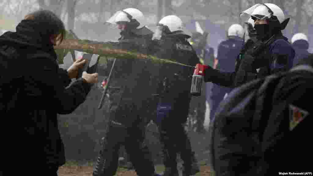 Policija u Poljskoj prska biber sprej na demonstrante. Pjotr Duda, predsjednik poljskog sindikata Solidarnost, koji je počeo kao antikomunistički pokret, rekao je demonstrantima u Varšavi da EU "želi da oduzme ono što smo osvojili teškim radom samo zato što su evropski ljevičari mislili da će zaštititi planetu". 
