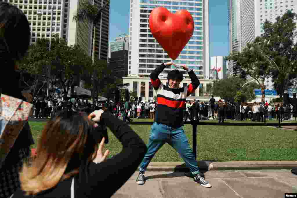 Posjetitelji poziraju s ogromnim srcem na napuhavanje pod nazivom "Chubby Hearts", instalacijom dizajnerice Anye Hindmarch, na Valentinovo u Hong Kongu, Kina, 14.februara 2024.