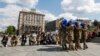 24 квітня на майдані Незалежності у Києві пройшло прощання з Юрієм Морозом &ndash; молодшим сержантом Сил ТрО ЗСУ, який загинув на Донбасі 16 квітня 2023 року.<br />
<br />
Юрій Мороз захоплювався історією України та історичними реконструкціями, був учасником &laquo;Мовного майдану&raquo; у 2012 році, а також Революції гідності у 2014 році у лавах 4-ї &laquo;Козацької сотні&raquo; &laquo;Самооборони Майдану. Тоді ж добровільно пішов воювати в зоні проведення АТО