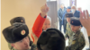 Адахан Мадумаров жана анын сотуна көрсөтмө бериш үчүн келген саясатчылар. 1-февраль, 2024-жыл.