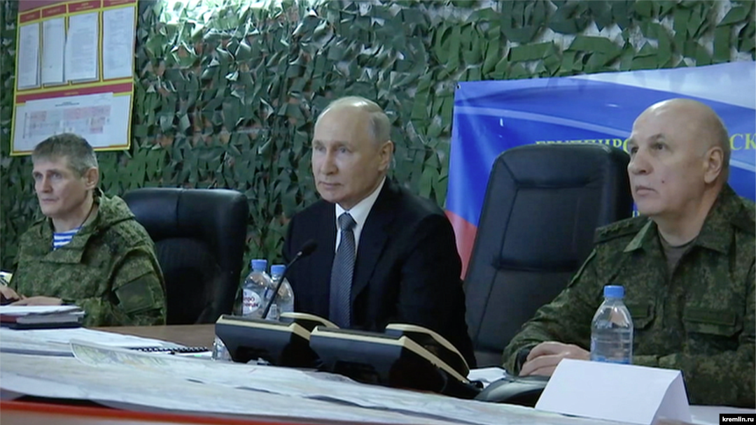 Владимир Путин с генерал-полковник Михаил Теплински, командир на Въздушно-десантните войски (вляво), и генерал-полковник Олег Макаревич, командир на Днепърската група войски.