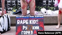 Під час акції протесту проти сексуальних злочинів військових армії Росії та на підтримку України перед російським консульством у Нью-Йорку, США, 28 травня 2022 року
