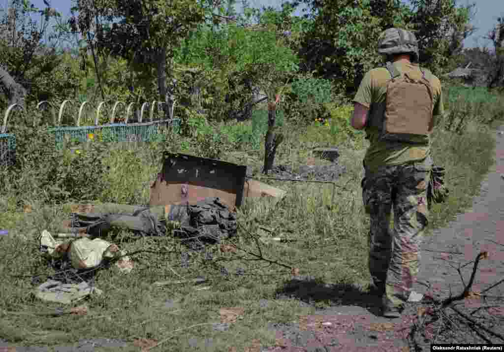 Украинский военнослужащий проходит мимо трупа российского военного. Украина заявляет об освобождении семи населённых пунктов на юге и востоке страны и продвижении в окрестностях Бахмута. Наступление идёт в условиях ожесточённых боёв