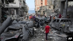 Palestinci pregledaju ruševine Zapadne džamije uništene nakon što je pogođena izraelskim zračnim napadom na izbjeglički kamp Shati u gradu Gaza, rano u ponedjeljak, oktobra. 9, 2023.