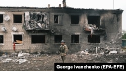 Офіцер поліції під час евакуації з Вовчанська, 13 травня 2024 року