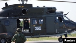 Pripadnik KFOR-a u sjedištu NATO-a u Prištini, 20. juna 2023. 