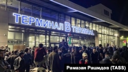 Musulmanii pro-palestinini din Republica Daghestan au ocupat aeroportul Mahacikala după sosirea unui zbor de linie de la Tel Aviv, pe 29 octombrie 2023.