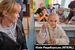 Любов зі Златою плетуть патріотичні браслети на заході в дитсдку