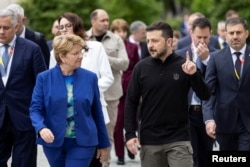 Президенти України Володимир Зеленський та Швейцарії Віола Амгерд після спільного брифінгу на Саміті миру в Швейцарії. Бюрґеншток, 15 червня 2024 року