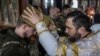 Украинские солдаты получают благословение во время сочельниковой мессы 24 декабря возле города Купянска Харьковской области.<br />
<br />
Украинцы впервые празднуют Рождество 25 декабря, а не 7 января, в день, когда этот праздник отмечает Русская православная церковь