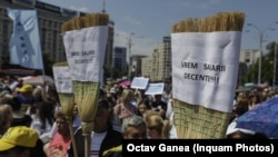 Profesorii şi alţi angajaţi din învăţământ protestează în Bucureşti şi în alte oraşe din ţară. La protestul din Piaţa Victoriei din capitală (în imagine) sunt aşteptaţi mii de participanţi.