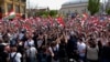 Demonstranti mašu mađarskim zastavama tokom antivladinog skupa i marša koji je organizovao Peter Magyar, advokat i biznismen, bivši insajder vladajuće stranke Fidesz koji je postao kritičar vlade.
