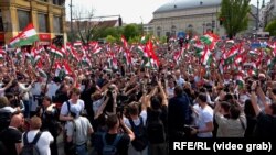 Demonstranti mašu mađarskim zastavama tokom antivladinog skupa i marša koji je organizovao Peter Magyar, advokat i biznismen, bivši insajder vladajuće stranke Fidesz koji je postao kritičar vlade.
