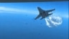 Російський літак Су-27 скидає паливо під час польоту на американський БПЛА MQ-9 над Чорним морем, 14 березня 2023 року