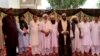 د کورمې سني او شیعه دیني عالمان د جون پر ۲۲مه په بالیش خېلو کې تر جرګې وروسته یو ځای ولاړ دي.