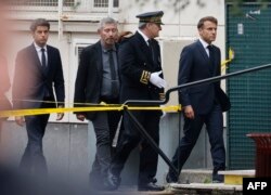 Францин президент Эммануэль Макрон веана Аррасера школан хьехархошна тIелатар динче. 2023 шо, гIадужу-беттан 13-гIа де