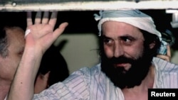 Vuk Drašković, lider Srpskog pokreta obnove maše pristalicama 9. jula 1993. sa prozora svoje bolničke sobe nakon oslobađanja