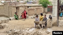 بغلان کې یو شمېر سېلاب ځپلي ماشومان