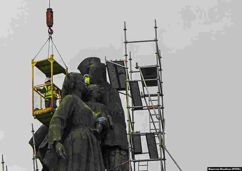Рабочие, демонтирующие памятник. 13 декабря 2023 года. По сообщениям, после полного демонтажа детали памятника перевезут на неуказанный «государственный объект», затем он будет вновь выставлен на всеобщее обозрение 