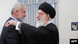 د عکس ښي لور ته د ایران رهبر ایت الله علي خامنهاي او چپ لور ته د ایران له ملاتړه د برخمنې حماس ډلې سیاسي مشر اسماعیل هنیه