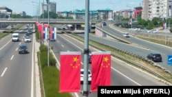 ​​​​​​​Na autoputu postavljene su zastave Kine i Srbije uoči pojsete kineskog predsjednika Si Đinpinga, 6. maj 2024.